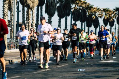 Tel Aviv İsrail 28 Şubat 2020 Sabahleyin Tel Aviv sokaklarında maraton koşan kimliği belirsiz insanların görüntüsü