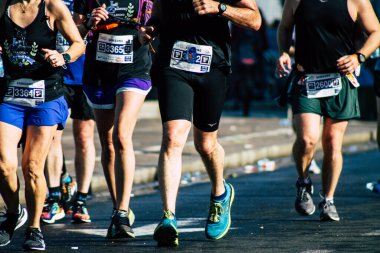 Tel Aviv İsrail 28 Şubat 2020 Sabahleyin Tel Aviv sokaklarında maraton koşan kimliği belirsiz insanların görüntüsü