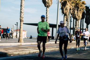 Tel Aviv İsrail 28 Şubat 2020 Sabahleyin Tel Aviv sokaklarında maraton koşan kimliği belirsiz insanların görüntüsü
