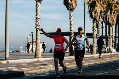 Tel Aviv İsrail 28 Şubat 2020 Sabahleyin Tel Aviv sokaklarında maraton koşan kimliği belirsiz insanların görüntüsü