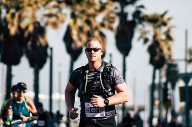 Tel Aviv İsrail 28 Şubat 2020 Sabahleyin Tel Aviv sokaklarında maraton koşan kimliği belirsiz insanların görüntüsü
