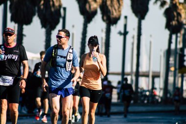 Tel Aviv İsrail 28 Şubat 2020 Sabahleyin Tel Aviv sokaklarında maraton koşan kimliği belirsiz insanların görüntüsü