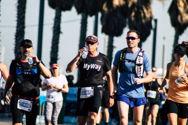 Tel Aviv İsrail 28 Şubat 2020 Sabahleyin Tel Aviv sokaklarında maraton koşan kimliği belirsiz insanların görüntüsü