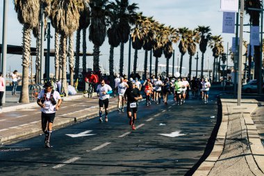 Tel Aviv İsrail 28 Şubat 2020 Sabahleyin Tel Aviv sokaklarında maraton koşan kimliği belirsiz insanların görüntüsü