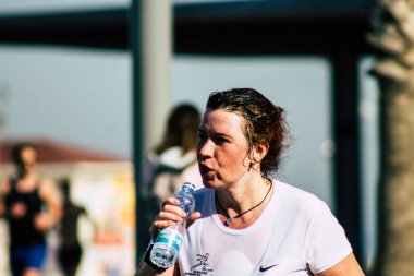 Tel Aviv İsrail 28 Şubat 2020 Sabahleyin Tel Aviv sokaklarında maraton koşan kimliği belirsiz insanların görüntüsü