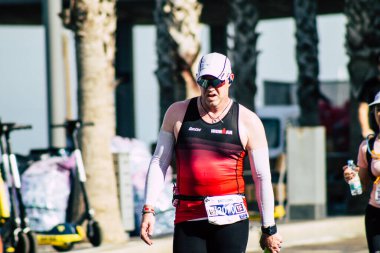 Tel Aviv İsrail 28 Şubat 2020 Sabahleyin Tel Aviv sokaklarında maraton koşan kimliği belirsiz insanların görüntüsü