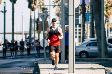 Tel Aviv İsrail 28 Şubat 2020 Sabahleyin Tel Aviv sokaklarında maraton koşan kimliği belirsiz insanların görüntüsü