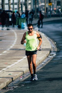 Tel Aviv İsrail 28 Şubat 2020 Sabahleyin Tel Aviv sokaklarında maraton koşan kimliği belirsiz insanların görüntüsü