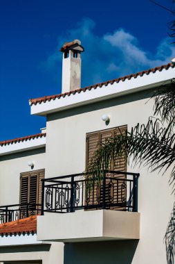 Paphos Kıbrıs 29 Şubat 2020 'de öğleden sonra Paphos sokaklarında bir binanın ön cephesine baktı