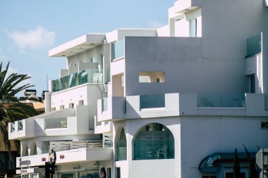 Paphos Kıbrıs 29 Şubat 2020 'de öğleden sonra Paphos sokaklarında bir binanın ön cephesine baktı