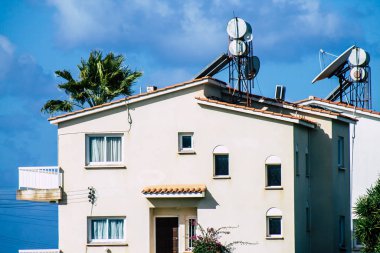 Paphos Kıbrıs 29 Şubat 2020 'de öğleden sonra Paphos sokaklarında bir binanın ön cephesine baktı