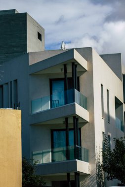 Paphos Kıbrıs 29 Şubat 2020 'de öğleden sonra Paphos sokaklarında bir binanın ön cephesine baktı