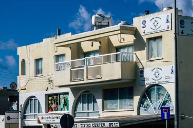 Paphos Kıbrıs 29 Şubat 2020 'de öğleden sonra Paphos sokaklarında bir binanın ön cephesine baktı