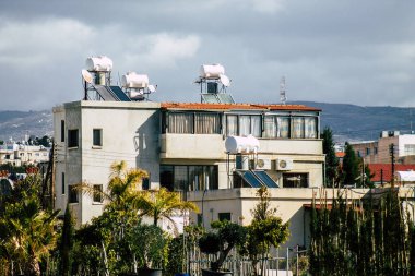 Paphos Kıbrıs 29 Şubat 2020 'de öğleden sonra Paphos sokaklarında bir binanın ön cephesine baktı