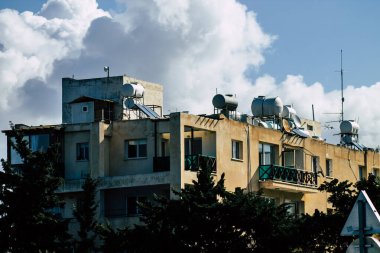 Paphos Kıbrıs 29 Şubat 2020 'de öğleden sonra Paphos sokaklarında bir binanın ön cephesine baktı