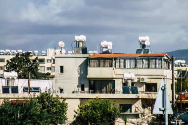 Paphos Kıbrıs 29 Şubat 2020 'de öğleden sonra Paphos sokaklarında bir binanın ön cephesine baktı