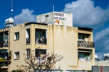 Paphos Kıbrıs 29 Şubat 2020 'de öğleden sonra Paphos sokaklarında bir binanın ön cephesine baktı
