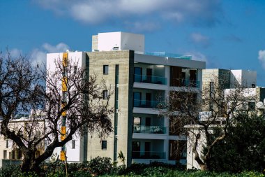 Paphos Kıbrıs 29 Şubat 2020 'de öğleden sonra Paphos sokaklarında bir binanın ön cephesine baktı