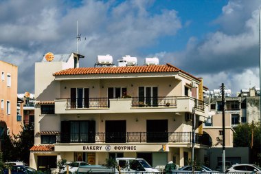 Paphos Kıbrıs 29 Şubat 2020 'de öğleden sonra Paphos sokaklarında bir binanın ön cephesine baktı