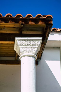 Paphos Kıbrıs 29 Şubat 2020 'de öğleden sonra Paphos sokaklarında bir binanın ön cephesine baktı