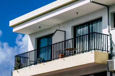 Paphos Kıbrıs 29 Şubat 2020 'de öğleden sonra Paphos sokaklarında bir binanın ön cephesine baktı