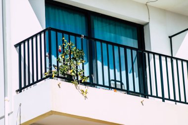 Paphos Kıbrıs 29 Şubat 2020 'de öğleden sonra Paphos sokaklarında bir binanın ön cephesine baktı