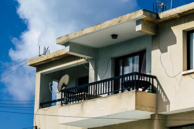 Paphos Kıbrıs 29 Şubat 2020 'de öğleden sonra Paphos sokaklarında bir binanın ön cephesine baktı