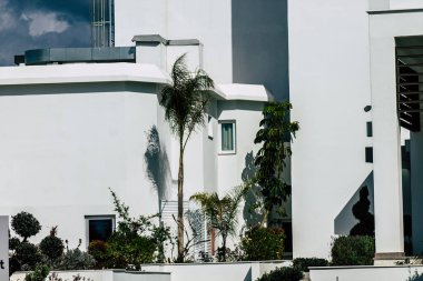 Paphos Kıbrıs 29 Şubat 2020 'de öğleden sonra Paphos sokaklarında bir binanın ön cephesine baktı