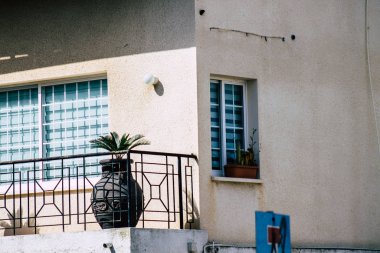 Paphos Kıbrıs 29 Şubat 2020 'de öğleden sonra Paphos sokaklarında bir binanın ön cephesine baktı