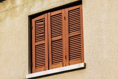 Paphos Kıbrıs 29 Şubat 2020 'de öğleden sonra Paphos sokaklarında bir binanın ön cephesine baktı