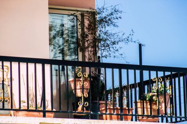 Paphos Kıbrıs 29 Şubat 2020 'de öğleden sonra Paphos sokaklarında bir binanın ön cephesine baktı