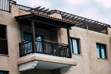 Paphos Kıbrıs 29 Şubat 2020 'de öğleden sonra Paphos sokaklarında bir binanın ön cephesine baktı