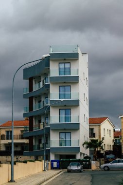 Paphos Kıbrıs 29 Şubat 2020 'de öğleden sonra Paphos sokaklarında bir binanın ön cephesine baktı