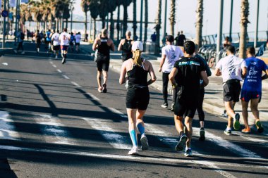 Tel Aviv İsrail 28 Şubat 2020 Sabahleyin Tel Aviv sokaklarında maraton koşan kimliği belirsiz insanların görüntüsü