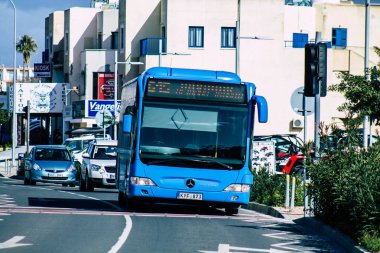 Paphos Kıbrıs 29 Şubat 2020 'de öğleden sonra Paphos sokaklarında dolaşan geleneksel bir halk otobüsünün görüntüsü