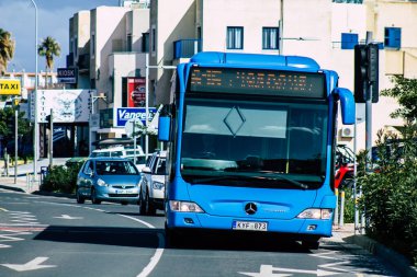 Paphos Kıbrıs 29 Şubat 2020 'de öğleden sonra Paphos sokaklarında dolaşan geleneksel bir halk otobüsünün görüntüsü