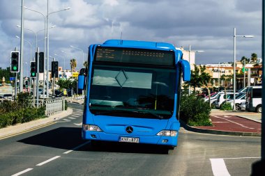 Paphos Kıbrıs 29 Şubat 2020 'de öğleden sonra Paphos sokaklarında dolaşan geleneksel bir halk otobüsünün görüntüsü