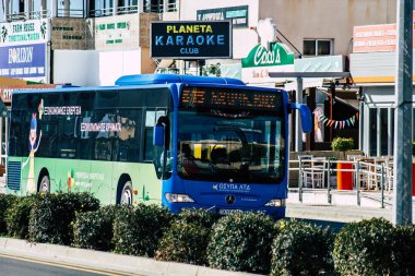 Paphos Kıbrıs 29 Şubat 2020 'de öğleden sonra Paphos sokaklarında dolaşan geleneksel bir halk otobüsünün görüntüsü