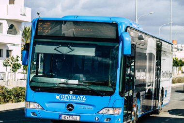 Paphos Kıbrıs 29 Şubat 2020 'de öğleden sonra Paphos sokaklarında dolaşan geleneksel bir halk otobüsünün görüntüsü
