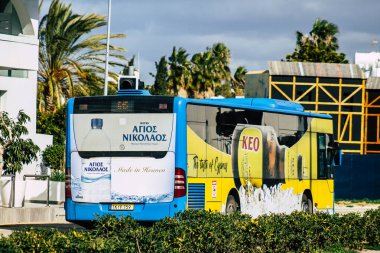 Paphos Kıbrıs 29 Şubat 2020 'de öğleden sonra Paphos sokaklarında dolaşan geleneksel bir halk otobüsünün görüntüsü