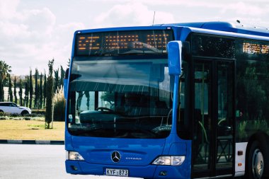 Paphos Kıbrıs 29 Şubat 2020 'de öğleden sonra Paphos sokaklarında dolaşan geleneksel bir halk otobüsünün görüntüsü