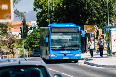 Paphos Kıbrıs 29 Şubat 2020 'de öğleden sonra Paphos sokaklarında dolaşan geleneksel bir halk otobüsünün görüntüsü