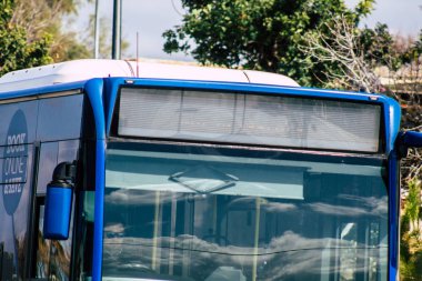 Paphos Kıbrıs 29 Şubat 2020 'de öğleden sonra Paphos sokaklarında dolaşan geleneksel bir halk otobüsünün görüntüsü