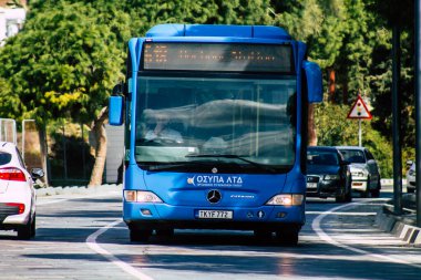 Paphos Kıbrıs 29 Şubat 2020 'de öğleden sonra Paphos sokaklarında dolaşan geleneksel bir halk otobüsünün görüntüsü