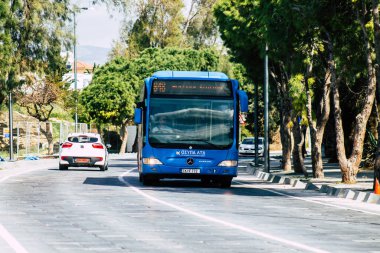 Paphos Kıbrıs 29 Şubat 2020 'de öğleden sonra Paphos sokaklarında dolaşan geleneksel bir halk otobüsünün görüntüsü