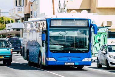 Paphos Kıbrıs 29 Şubat 2020 'de öğleden sonra Paphos sokaklarında dolaşan geleneksel bir halk otobüsünün görüntüsü
