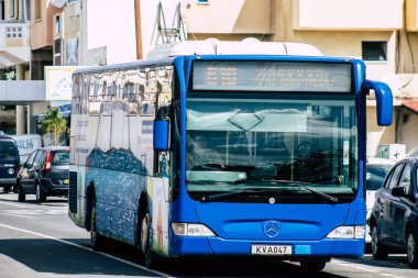 Paphos Kıbrıs 29 Şubat 2020 'de öğleden sonra Paphos sokaklarında dolaşan geleneksel bir halk otobüsünün görüntüsü