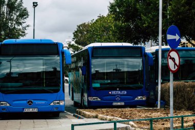 Paphos Kıbrıs 29 Şubat 2020 'de öğleden sonra Paphos sokaklarında dolaşan geleneksel bir halk otobüsünün görüntüsü