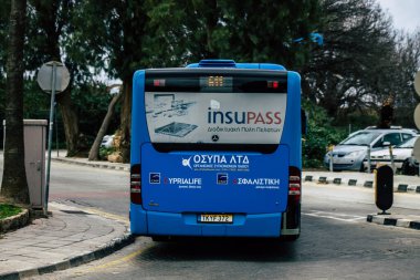Paphos Kıbrıs 29 Şubat 2020 'de öğleden sonra Paphos sokaklarında dolaşan geleneksel bir halk otobüsünün görüntüsü