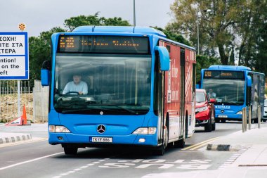Paphos Kıbrıs 29 Şubat 2020 'de öğleden sonra Paphos sokaklarında dolaşan geleneksel bir halk otobüsünün görüntüsü